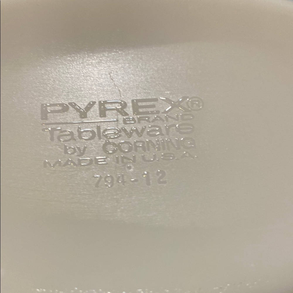Pyrex Turquoise and White Dinnerware Set. Laurel Leaf. 5 plates - Milk glass. - Picture 5 of 6